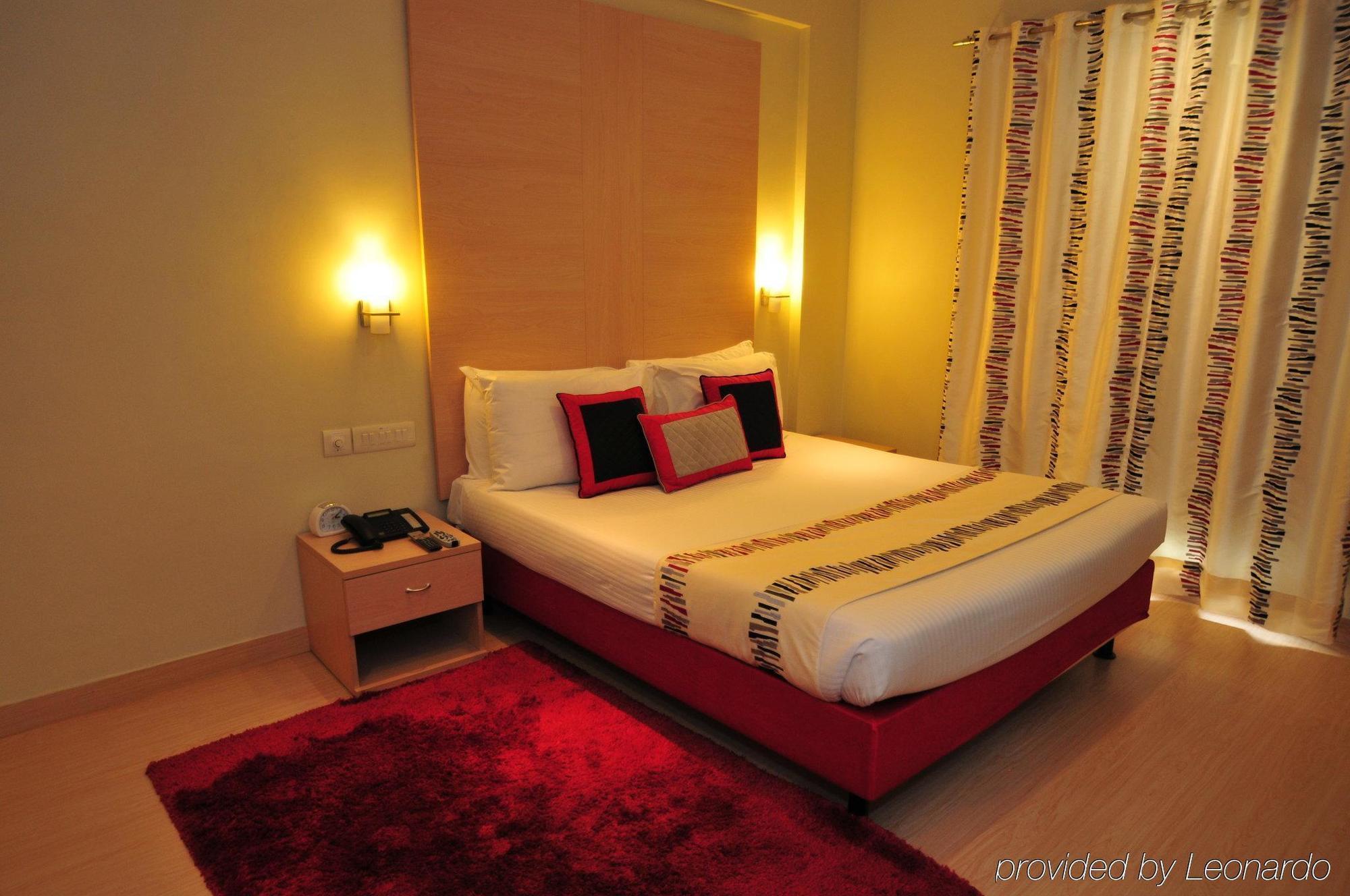 Avalon Courtyard Residence Suites Ню Делхи Стая снимка