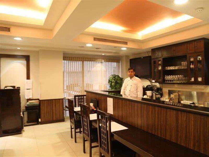 Avalon Courtyard Residence Suites Ню Делхи Екстериор снимка