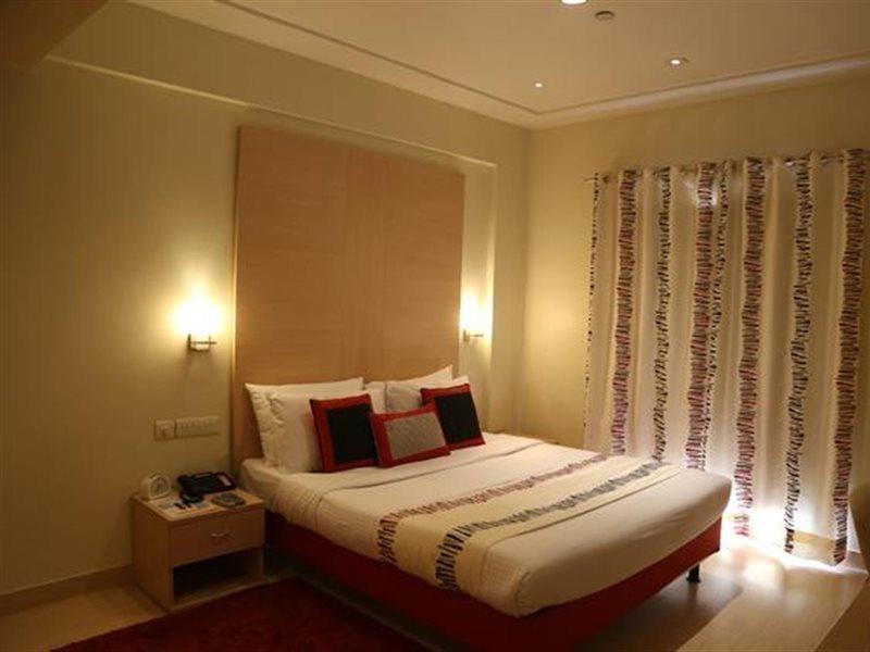 Avalon Courtyard Residence Suites Ню Делхи Екстериор снимка