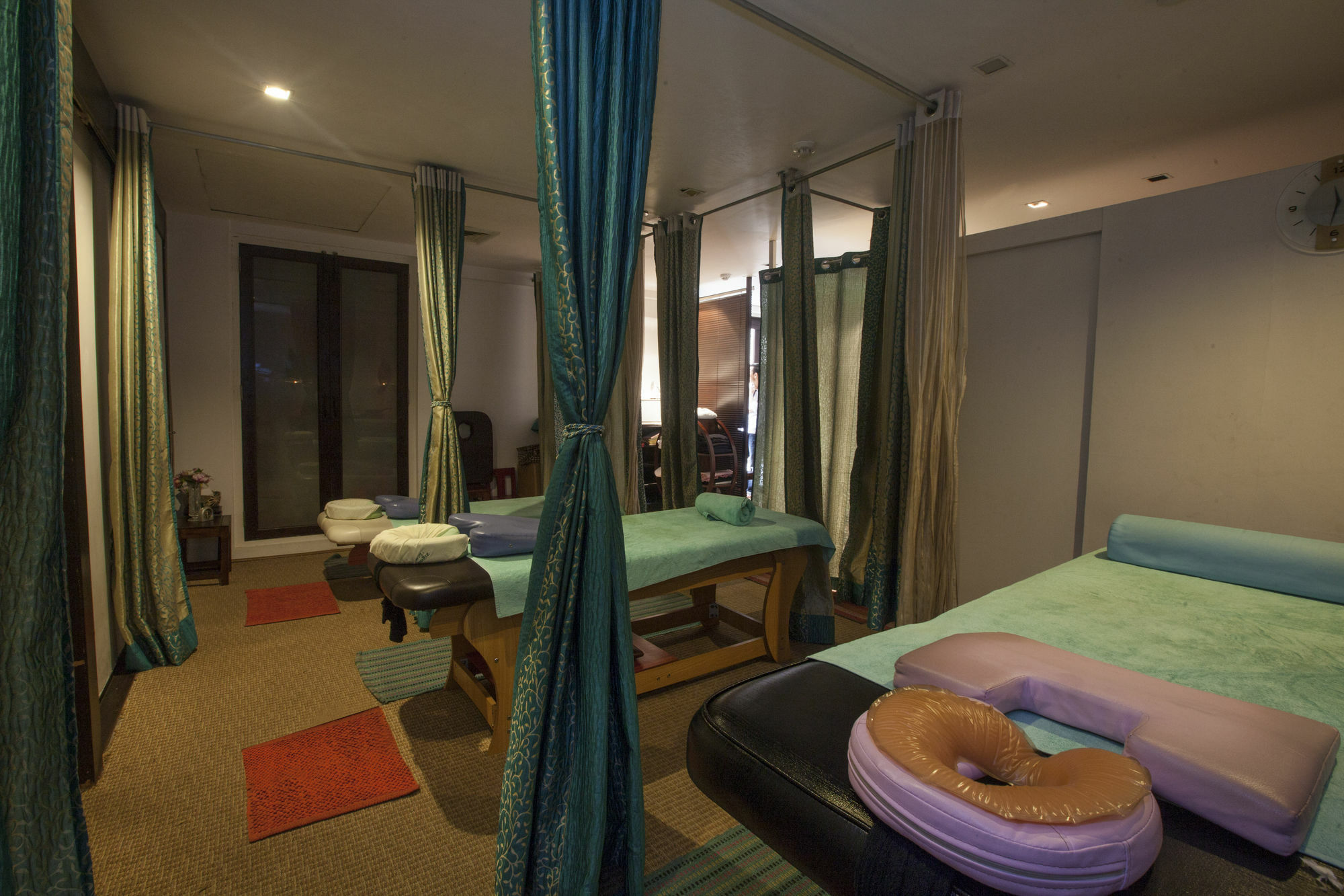 Avalon Courtyard Residence Suites Ню Делхи Екстериор снимка
